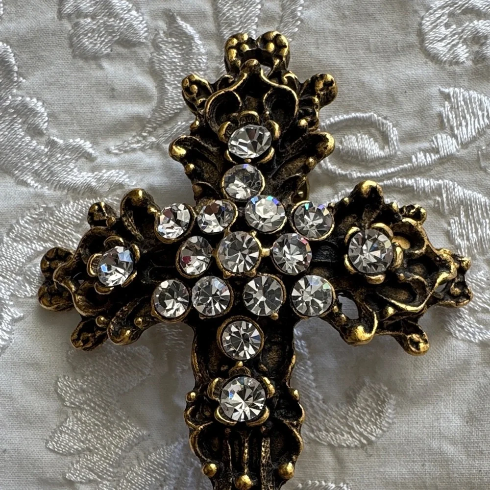 Vintage Style Gold and Diamond Cross Pendant - Picture 4 of 8